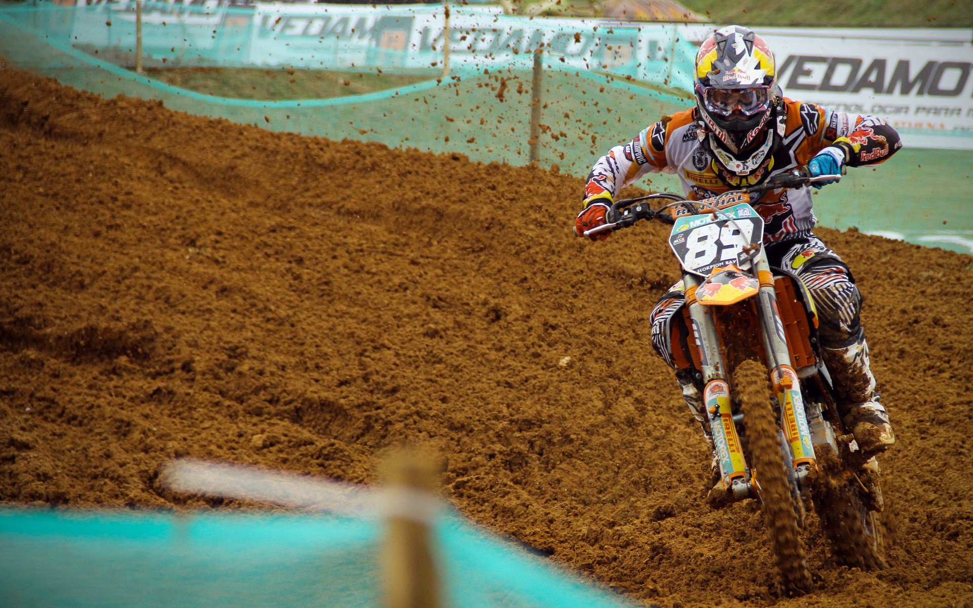 赛道上的诗人,孔德在F1街道赛之夜的完美演出